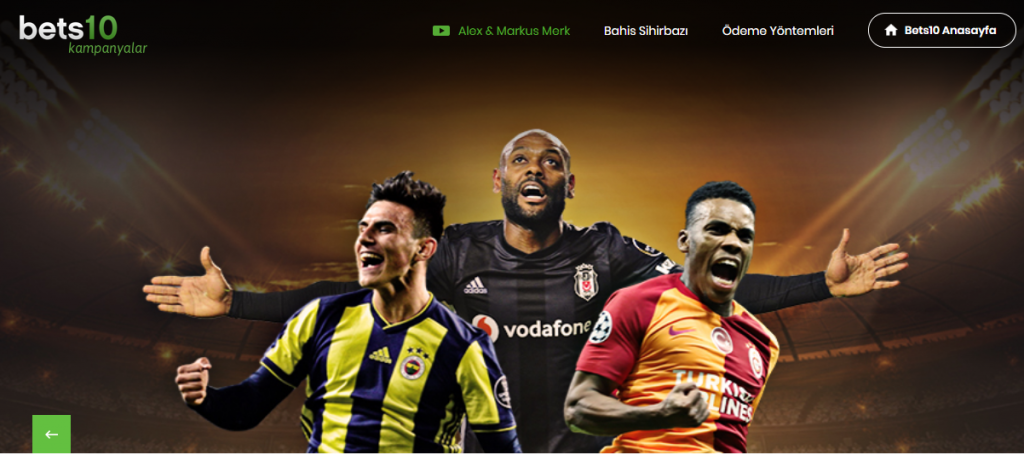Stadyumda üç futbolcu coşkulu şekilde kutlama yapıyor